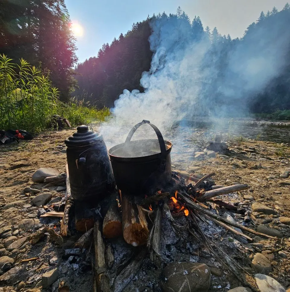 Kochen am Feuer in der Natur